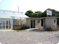 身障者用と一般用で屋外トイレ『快』2棟設置